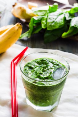 Ispanak, kivi, nane ve muz, seçici fo yeşil smoothie