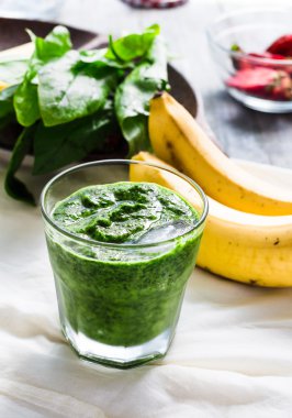 Ispanak, kivi ve muz, seçici odak ile yeşil smoothie