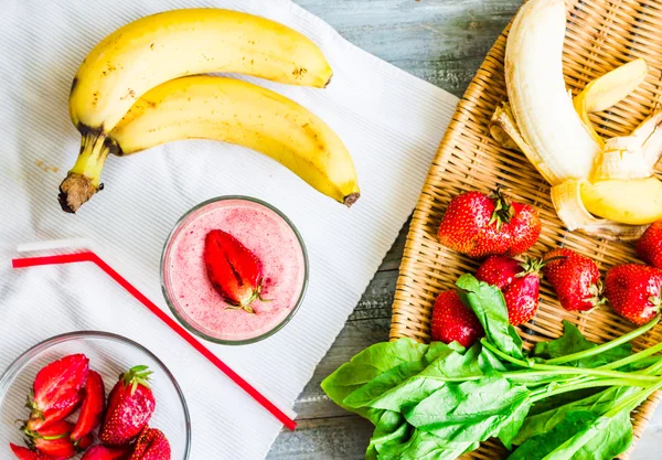 Dvojité smoothies, zelené s listovým špenátem a banán s strawberrie — Stock fotografie