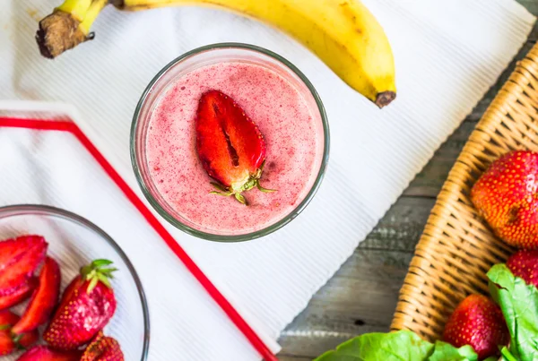 Dupla smoothies, zöld spenót és a banán strawberrie — Stock Fotó