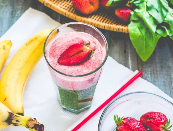 Batidos dobles, verde con espinacas, kiwi y plátano con paja —  Fotos de Stock