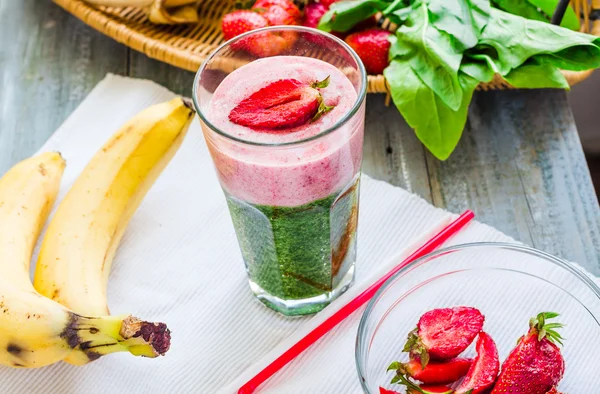 Batidos dobles, verde con espinacas, kiwi y plátano con paja —  Fotos de Stock