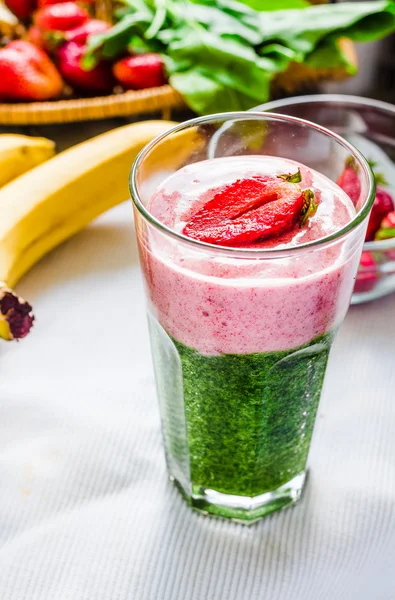 双冰沙，绿色与菠菜和香蕉与 strawberrie — 图库照片