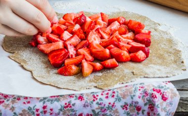 işler taze çilek ile bisküvi pişirme vegan tatlı