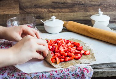 işler taze çilek ile bisküvi pişirme vegan tatlı