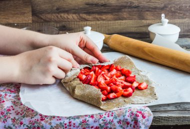 işler taze çilek ile bisküvi pişirme vegan tatlı