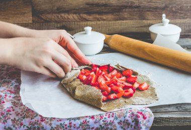 işler taze çilek ile bisküvi pişirme vegan tatlı