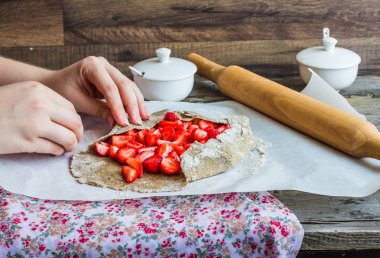 işler taze çilek ile bisküvi pişirme vegan tatlı