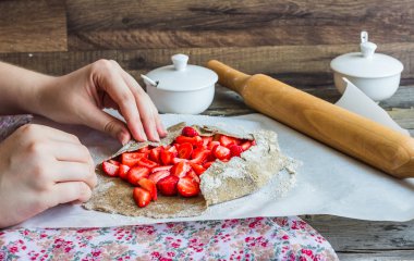 işler taze çilek ile bisküvi pişirme vegan tatlı
