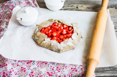 taze çilek, sağlıklı desse ile pişirme işlemleri bisküvi