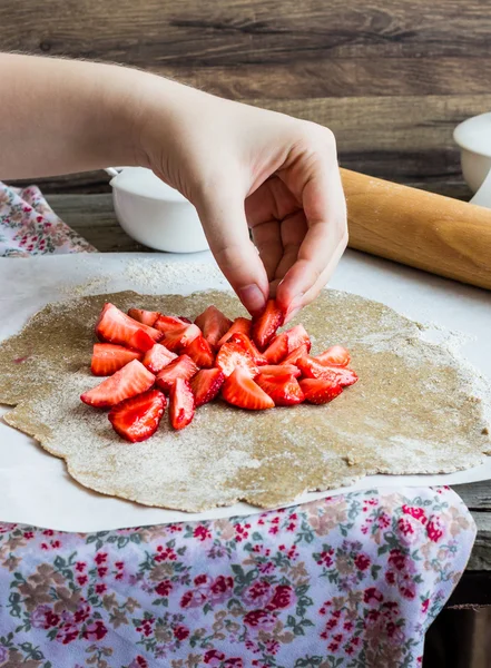 Procesos de cocción galleta de centeno con fresas frescas, v saludable —  Fotos de Stock