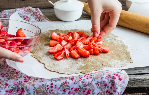 işler taze çilek ile bisküvi pişirme vegan tatlı