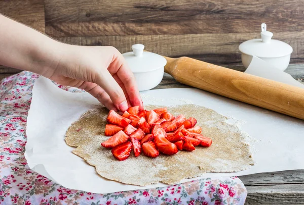 Procesos de cocción rey y salvado galleta con fresas frescas , —  Fotos de Stock