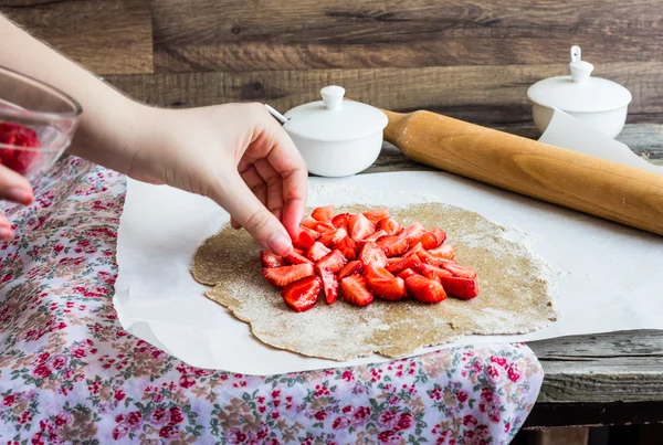 işler taze çilek ile bisküvi pişirme vegan tatlı