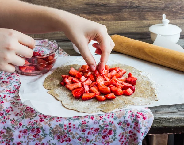 işler taze çilek ile bisküvi pişirme vegan tatlı
