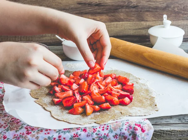 işler taze çilek ile bisküvi pişirme vegan tatlı