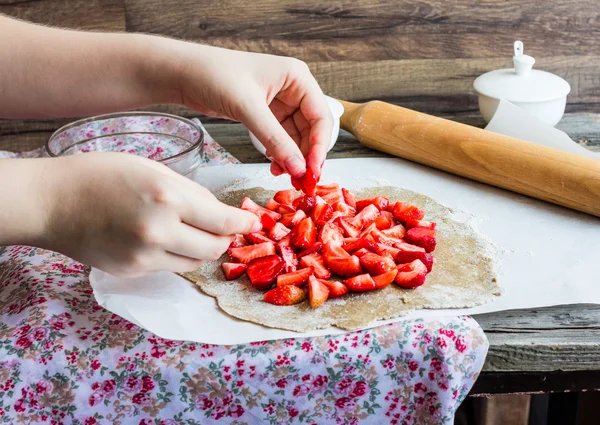 süreçleri çavdar ve kepekli bisküvi taze çilek ile pişirme, 