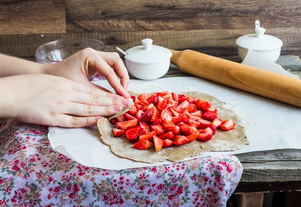 işler taze çilek ile bisküvi pişirme vegan tatlı