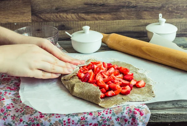 işler taze çilek ile bisküvi pişirme vegan tatlı