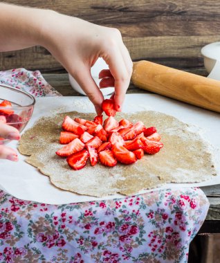 işler taze çilek ile bisküvi pişirme vegan tatlı