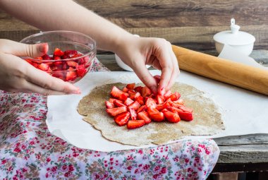 süreçleri çavdar ve kepekli bisküvi taze çilek ile pişirme, 