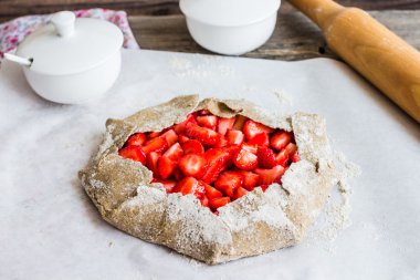 taze çilek, sağlıklı desse ile pişirme işlemleri bisküvi