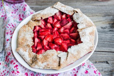 süzme peynir hamur üzerinde taze çilek ile bisküvi