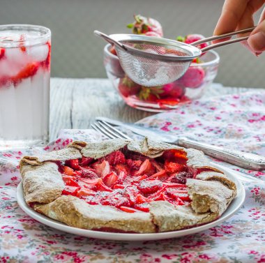 Kepekli bisküvi taze çilek ile serpilir ile powd