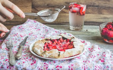 Kepekli bisküvi taze çilek ile serpilir ile powd