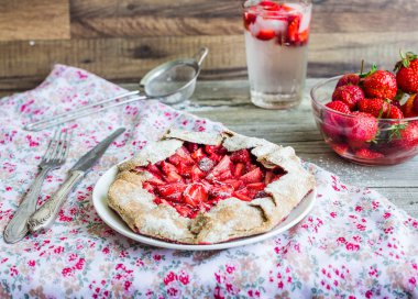 Kepekli bisküvi taze çilek, pasta, yaz sağlıklı d