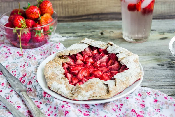 Biscuit with fresh strawberries on the dough of cottage cheese — Stock Photo, Image