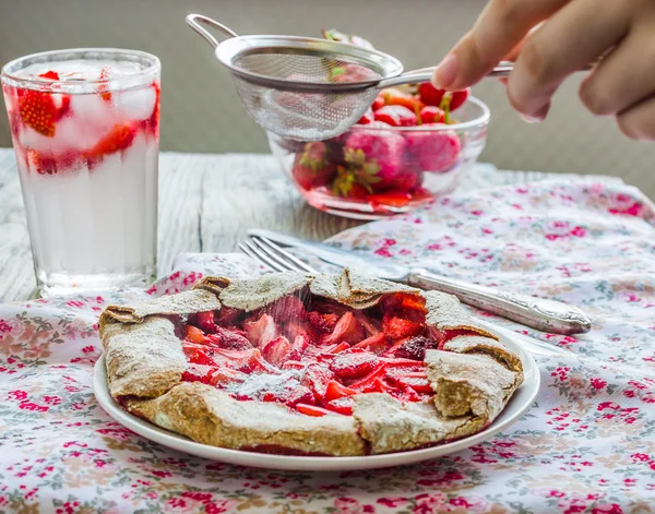 Vollkornkeks mit frischen Erdbeeren, mit Pulver bestreut — Stockfoto