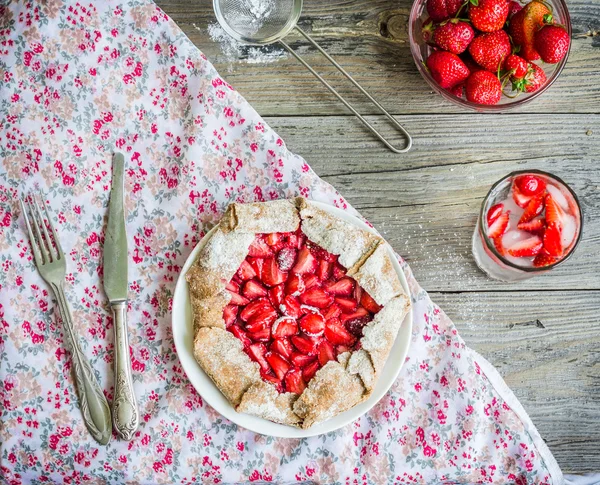 Vollkornkeks mit frischen Erdbeeren, Kuchen, Dessert, Top-Vie — Stockfoto