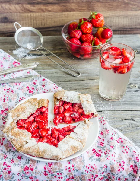 Vollkornkeks mit frischen Erdbeeren, Sommer-Dessert, top v — Stockfoto