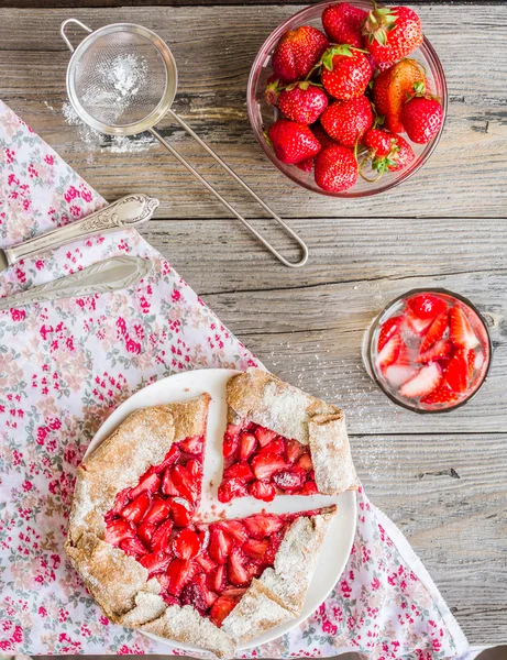 Biscuit au blé entier avec fraise fraîche, dessert d'été, top v — Photo