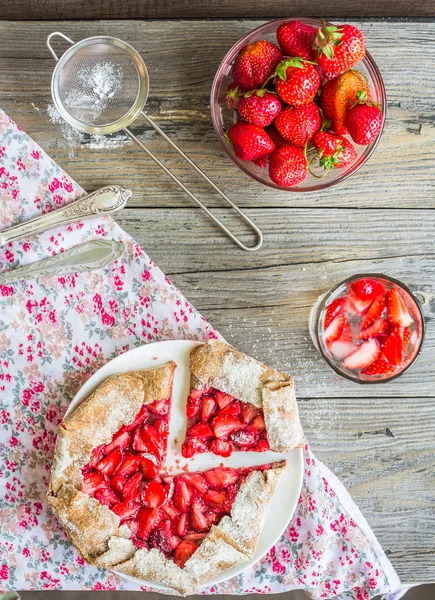 Vollkornkeks mit frischen Erdbeeren, Sommer-Dessert, top v — Stockfoto