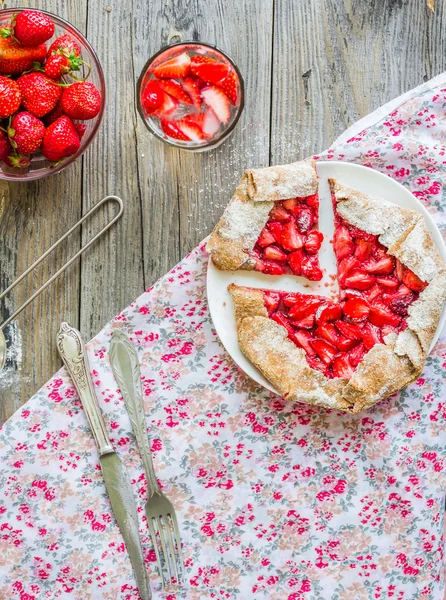 Цельное пшеничное печенье со свежей клубникой, летний десерт, верхняя V — стоковое фото