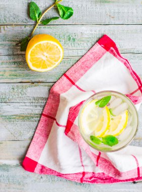 limonata buz, limon dilimleri ve taze nane, üstten görünüm