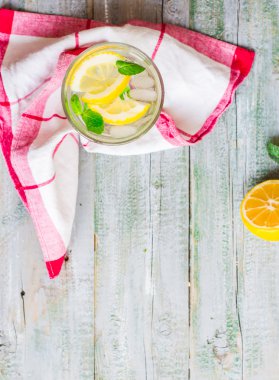 limonata buz, limon dilimleri ve taze nane, üstten görünüm