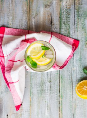 limonata buz, limon dilimleri ve taze nane, üstten görünüm