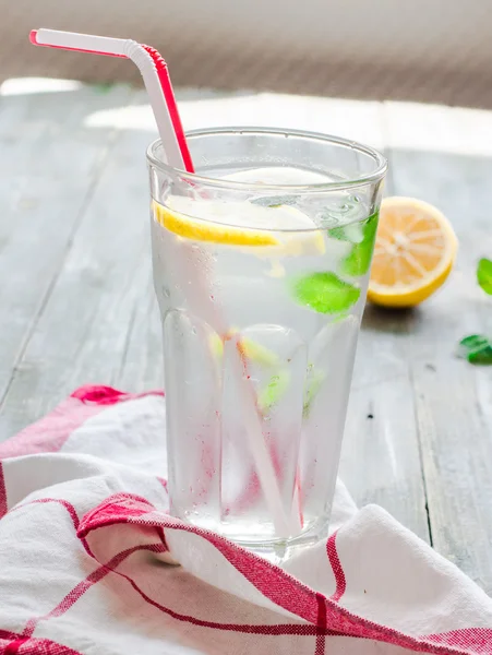 Lemonade with fresh mint and slices of lemon, refreshing, blue w — Stock Photo, Image