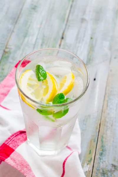 Limonade met verse munt en plakjes citroen, verfrissend, blauwe w — Stockfoto