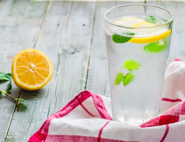 Lemonade with ice, lemon slices and fresh mint — Stock Photo, Image