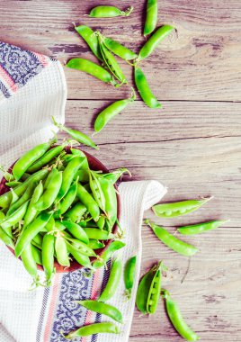 Genç yeşil bezelye pod, toprak çanak, rustik, en iyi görünüm