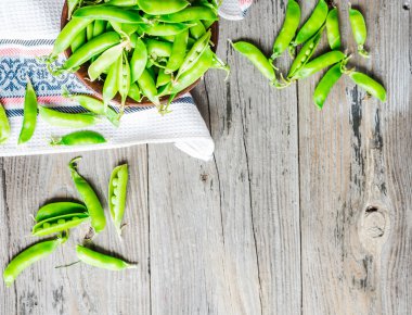 Genç yeşil bezelye pod, toprak çanak, rustik, en iyi görünüm