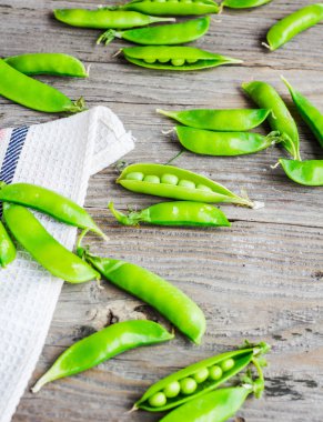 yeşil bezelye, bakla genç gri ahşap arka plan, rustik, 