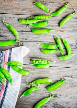 yeşil bezelye, bakla genç gri ahşap arka plan, rustik, 