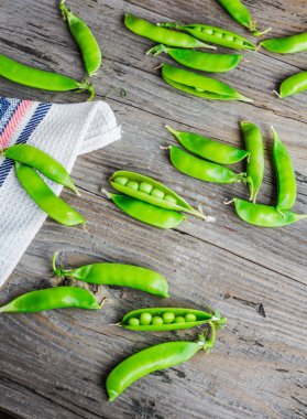 yeşil bezelye, bakla genç gri ahşap arka plan, rustik, 