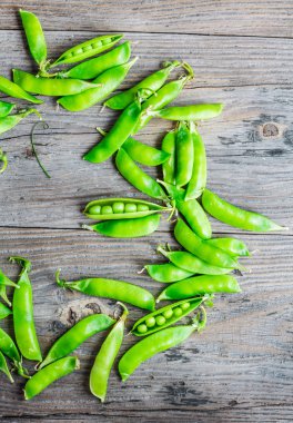 yeşil bezelye, bakla genç gri ahşap arka plan, rustik, 
