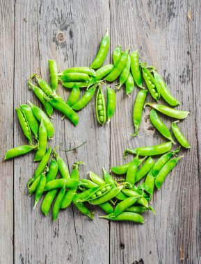 yeşil bezelye, bakla genç gri ahşap arka plan, rustik, roun üzerinde